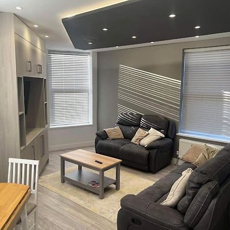קינגסטון אפון הול 1 Bedroom Flat, Fully Furnished מראה חיצוני תמונה
